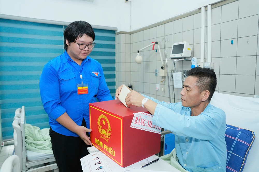 Bệnh viện Bạch Mai: Mang không khí ngày hội bầu cử đến từng giường bệnh